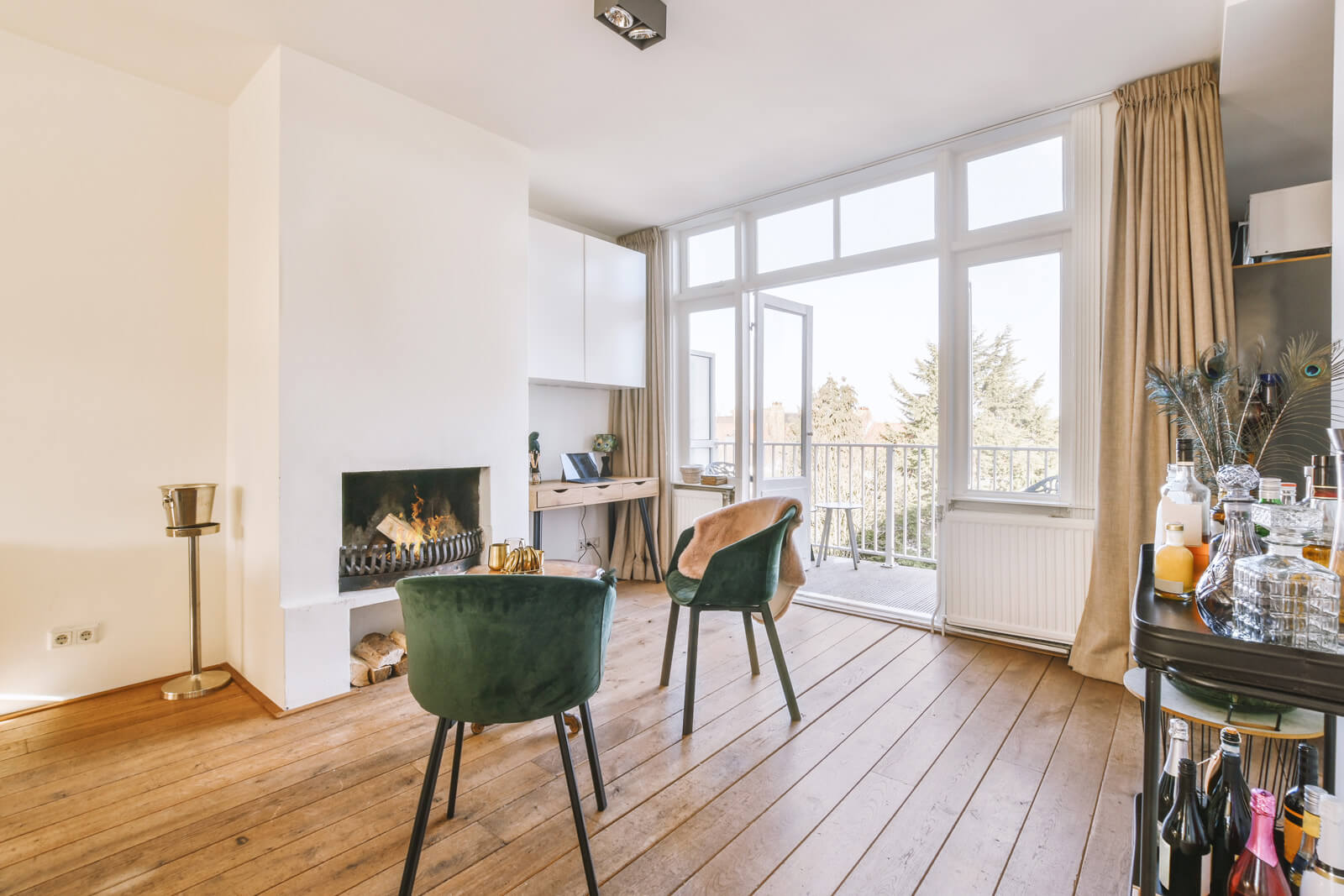 Wohnzimmer mit Kamin und Balkon